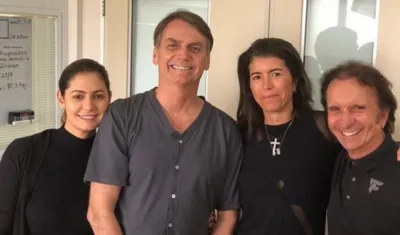 Jair Bolsonaro en la clínica al lado de su familia. 