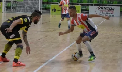 Brayan Güette encara la marca de uno de los jugadores de Leones. 