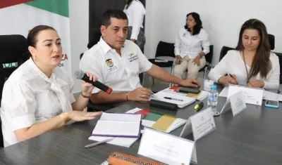 La Superservicios (e) María Paula Jaramillo, durante el reciente análisis de Electricaribe con el Gobernador de Bolívar Dumek Turbay.