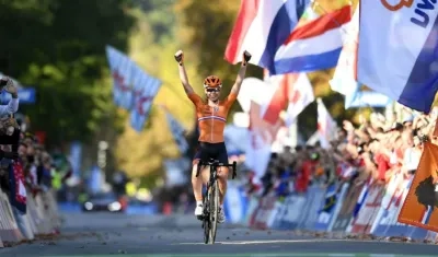 Anna van der Breggen se impone en solitario en la meta. 