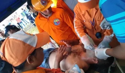 Personal de la Defensa Civil atendiendo a uno de los heridos.