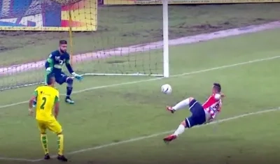 Léiner Escalante remata para vencer al arquero Arlen Cadavid.