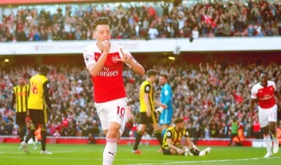 Ozil celebra su anotación. 