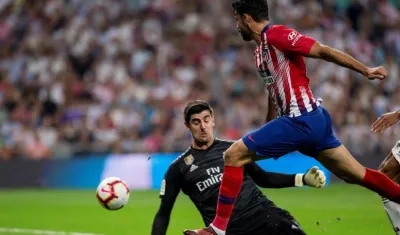 Thibaut Courtois evitando el gol de Diego Costa.