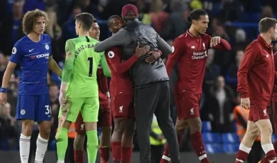 Daniel Sturridge se felicita con el técnico Jurguen Klopp al final del partido. 