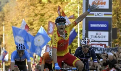 Alejandro Valverde se impone en la meta. 