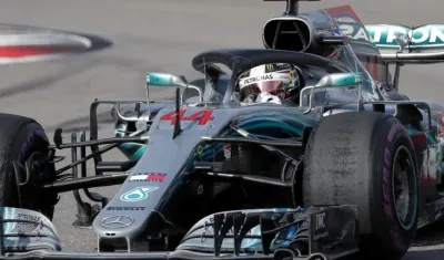 Lewis Hamilton a brodo de su bólido. 