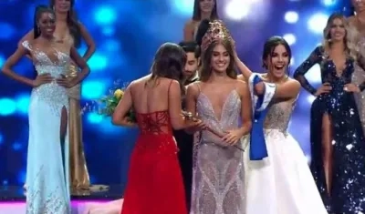 La nueva Miss Colombia cuando era coronada.