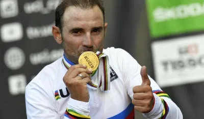 Alejandro Valverde con al maillot de campeón del mundo y la medalla de oro. 