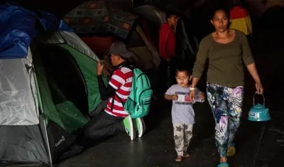 Una mujer y su hijo se disponen a pasar la Nochevieja en el albergue “contra viento y marea”, uno de los lugares donde han sido ubicados grupos de la Caravana de Migrantes centroamericanos