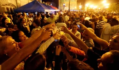 Residentes festejan con música una gran feria y lanzamiento de fuegos artificiales