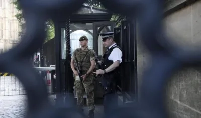 Extreman vigilancia en el metro de Manchester.