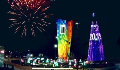 El árbol de Navidad al lado de La Ventana al Mundo.