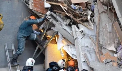Rescatistas en el edificio derrumbado.