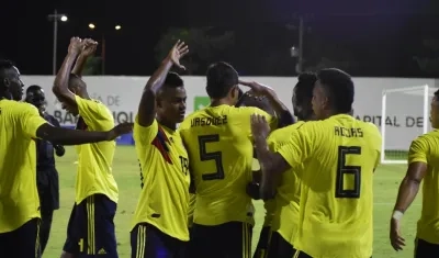 Luis Sandoval celebra un gol con sus compañeros. 