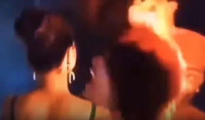 Miss Congo 2018, Dorcas Kasinde, en el momento del incendio de su afro.