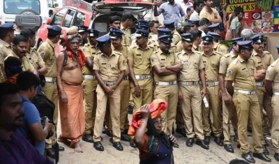 Miembros de la policía montaban guardia en el templo Sabarimala en Pamba (India,)