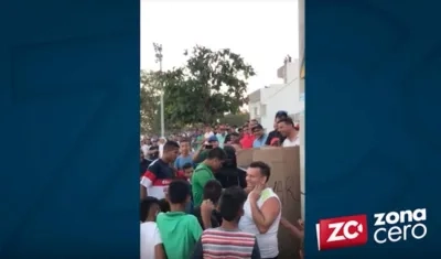 Momento en que Luis Coronado consulta el VAR. 