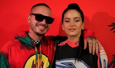 Los cantantes J Balvin y Rosalía.