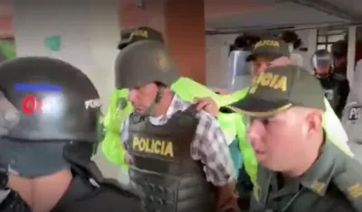 Momento en el que sacan a Pastor Gómez de la audiencia.