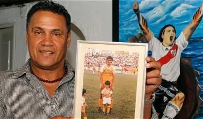 Radamel García, con foto como jugador activo y su hijo Falcao con el River de Argentina.