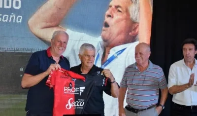 Julio Comesaña al ser presentado, con los directivos de Colón. 