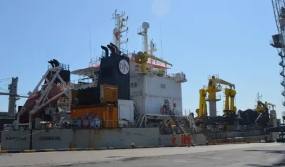 La draga Da Buganville en el Puerto de Barranquilla.