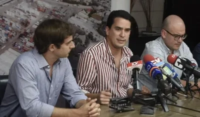 El Director de Asoportuaria, Alfredo Carbonell; el Director de Cormagdalena, Lucas Ariza y el Ministro encargado de Transporte, Manuel Felipe Gutiérrez.