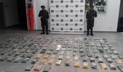 Policías Antinarcóticos custodian la droga incautada en Cartagena.