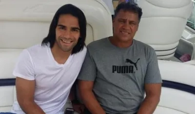 Falcao al lado de su padre Radamel. 