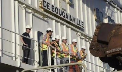 El Ministro encargado de transporte y el director de Cormagdalena a bordo de la draga De Bougainville