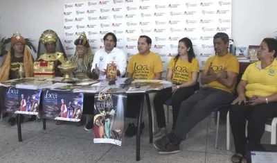 Los "Reyes Magos", el Alcalde de Baranoa, Lázaro Escalante y los organizadores de la Loa.