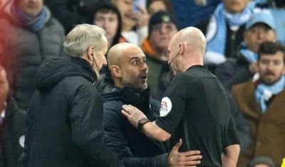 Pep Guardiola presenta sus reclamos al árbitro. 