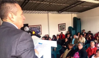 El Director Ramón Rodríguez con un grupo de víctimas.