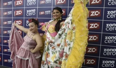 La Reina Infantil Sharon Villa, de la Fundación Social de Carnaval y Cultura de Soledad y Andrea Carolina Balza, Reina Popular del Carnaval de Soledad.