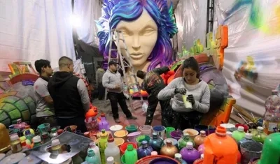 Artesanos trabajan en la elaboración de las carrozas para el Carnaval de Negros y Blancos.