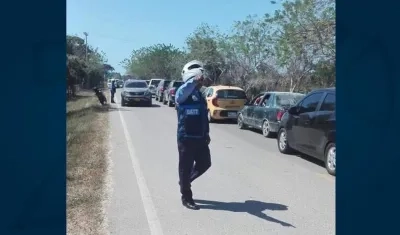 Personal del Tránsito de Cartagena controlando el acceso vehicular.