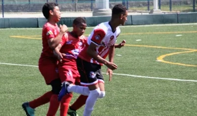 José David Guardiola, ante la marcación de dos defensas. 