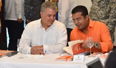 El Presidente Iván Duque y el Alcalde Augusto Ramírez Uhia, durante la reunión de trabajo.