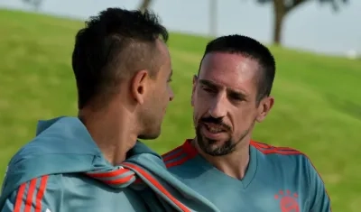 Frank Ribéry conversa con Rafinha, en un entrenamiento. 