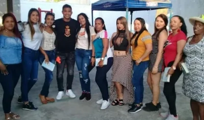 Teófilo Gutiérrez, delantero de Junior, comparte con las internas de El Buen Pastor. 