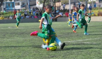 Los más pequeños muestran sus talento en el fútbol. 