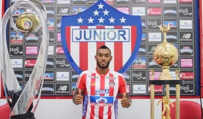 Fredy Hinestroza, tras firmar su contrato. 