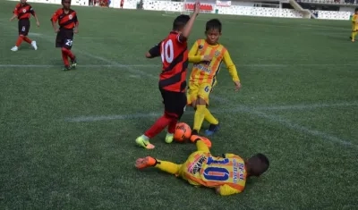 Acción de juego entre Real Sociedad y Alex de Alba-Sergio Díaz.