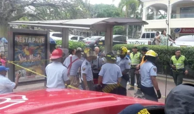 Bomberos intentando sacar el dedo del niño.
