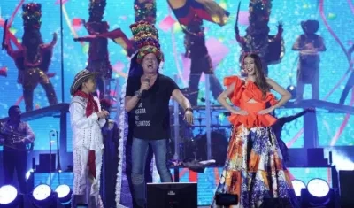 Carlos Vives y la Reina del Carnaval Carolina Segebre.