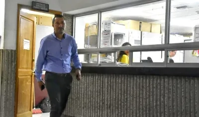 Funcionario de la Fiscalía en entrada y salida del despacho del juez