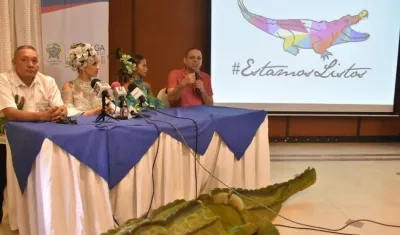 Las Reinas Nicole Díaz y Laura Urieles, y el Alcalde de Ciénaga, Edgardo Pérez Díaz.