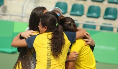 Jugadoras colombianas se felicitan tras un triunfo. 