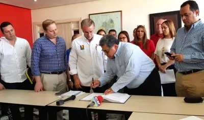 Ulahy Beltrán López, tomando posesión ante el Gobernador Eduardo Verano.